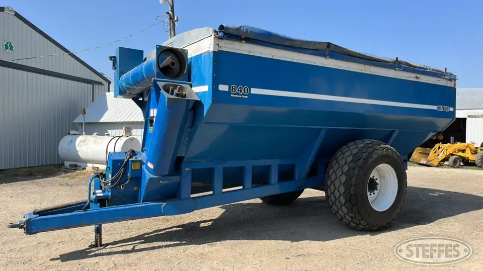 1989 Kinze 840 Grain Cart