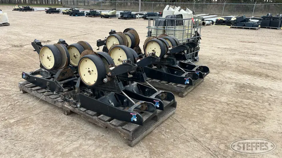 (8) Kinze pull row units Ag Equipment Part