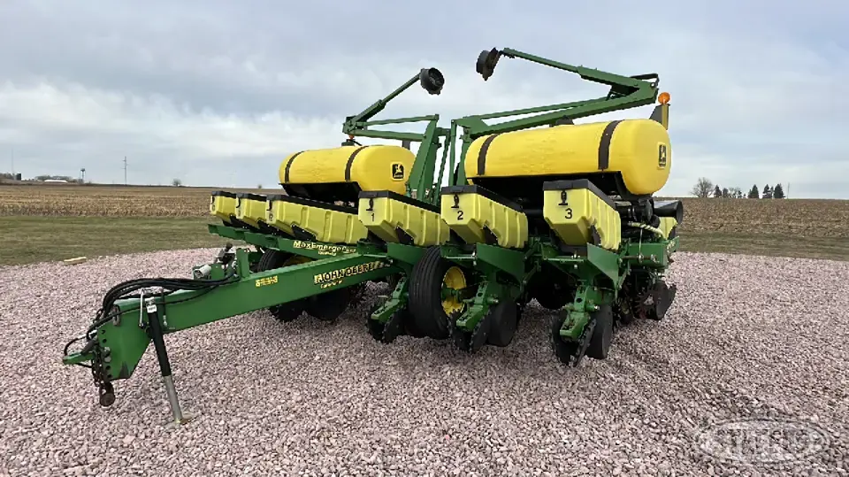 2001 John Deere 1760 12 or More Row Planter