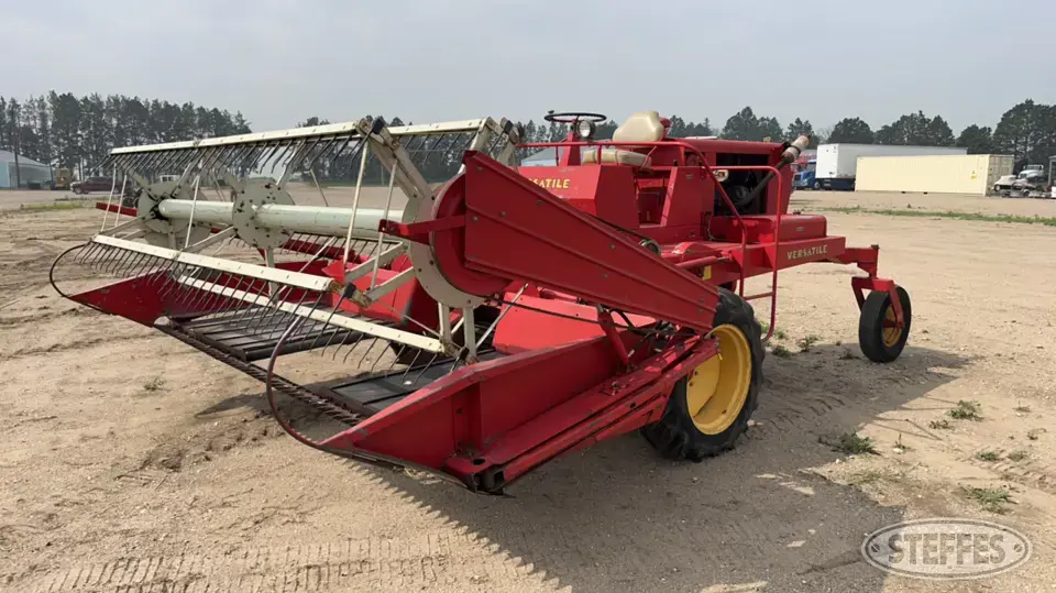 Versatile 420 Self-Propelled Swather