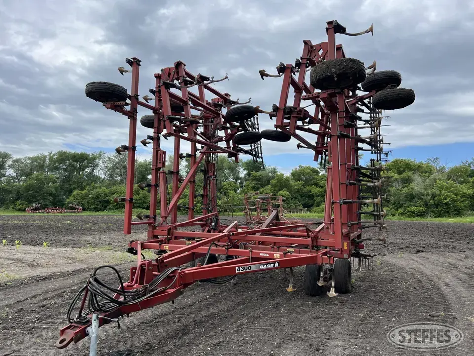 Case IH 4300 Field Cultivator