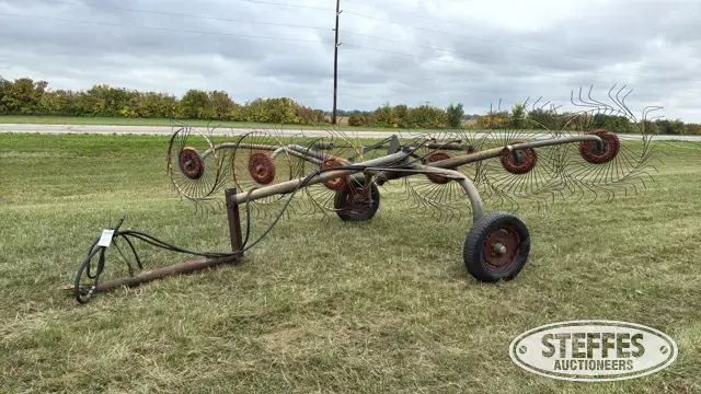 Side delivery rake