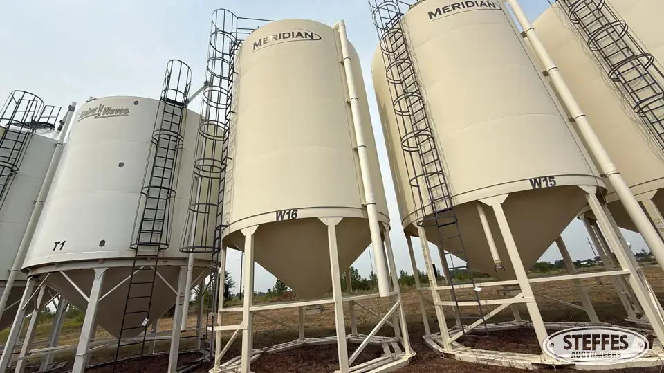 2014 Meridian M1620-40 Hopper Bin