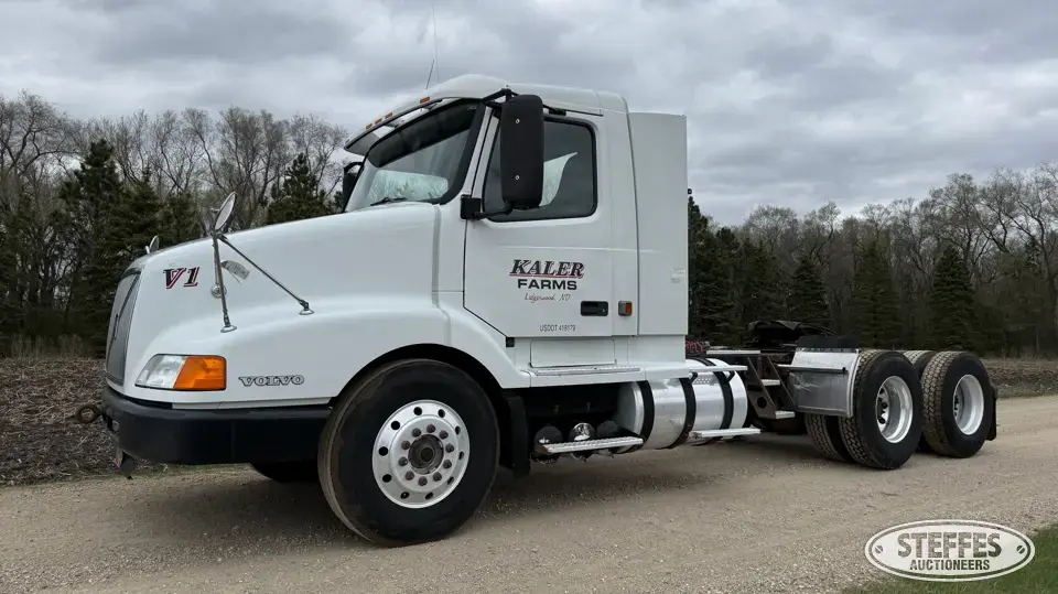 1999 Volvo VN Conventional Truck without Sleeper