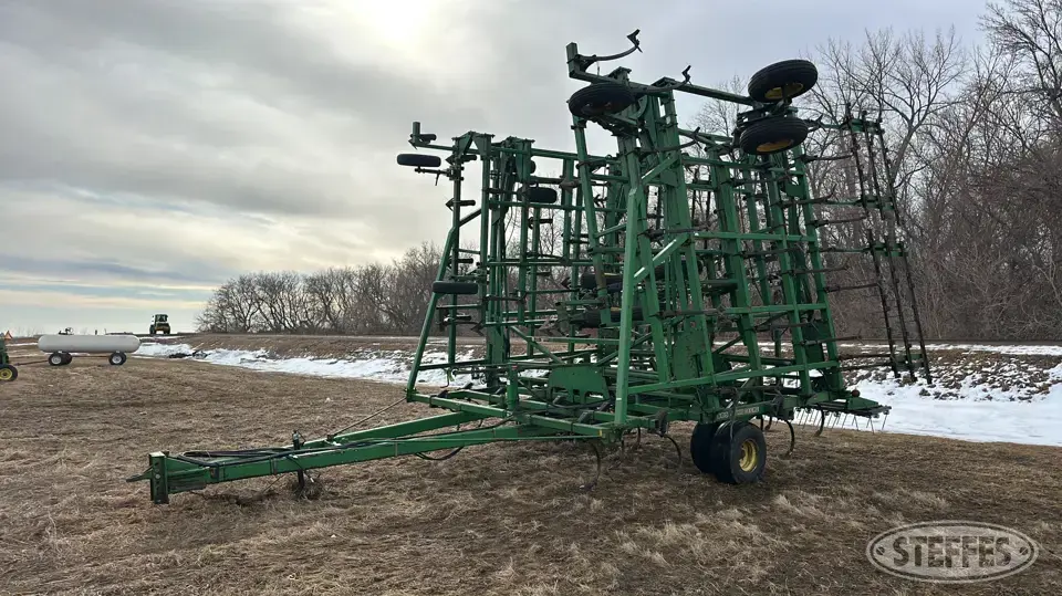 John Deere 985 Field Cultivator