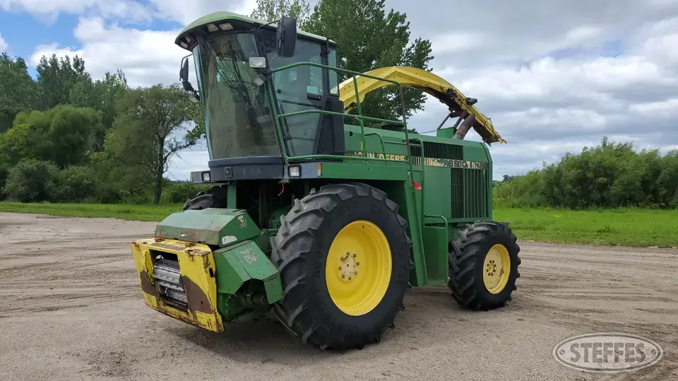 1995 John Deere 6910 Self-Propelled Harvester