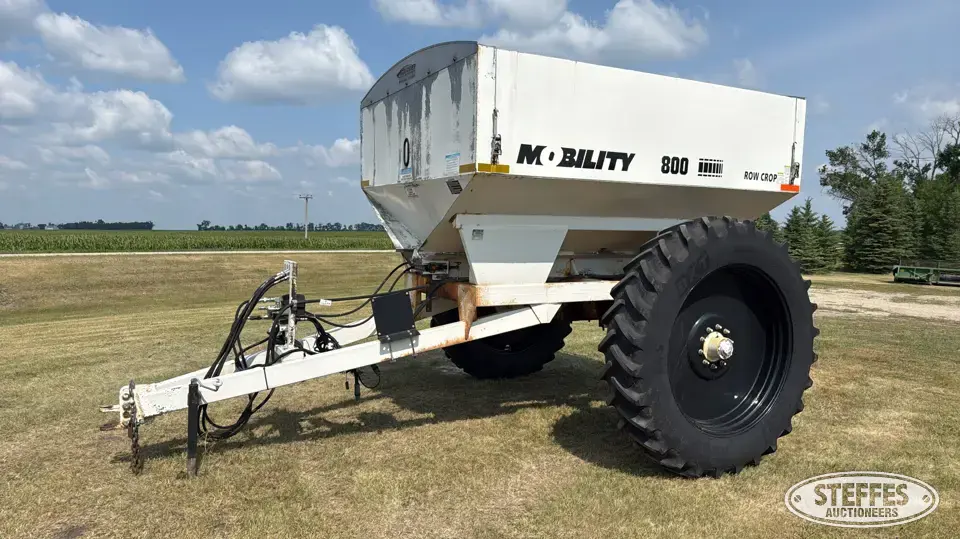 Mobility 800 Row Crop Pull-Type Dry Spreader