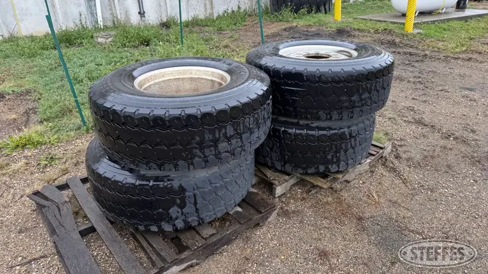 (4) Michelin 425/65R22.5 tires Truck Tire