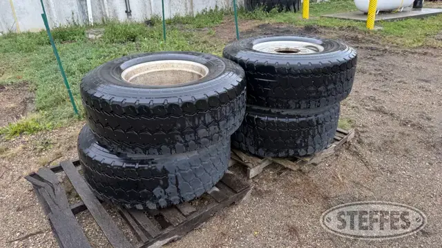 (4) Michelin 425/65R22.5 tires