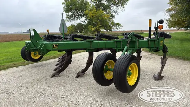John Deere 915