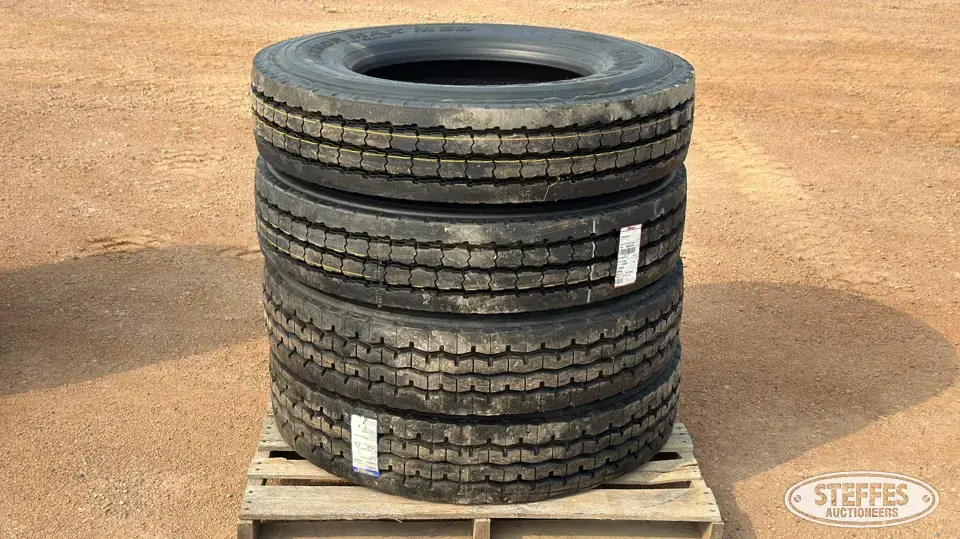 (4) 11R24.5 tires Truck Tire