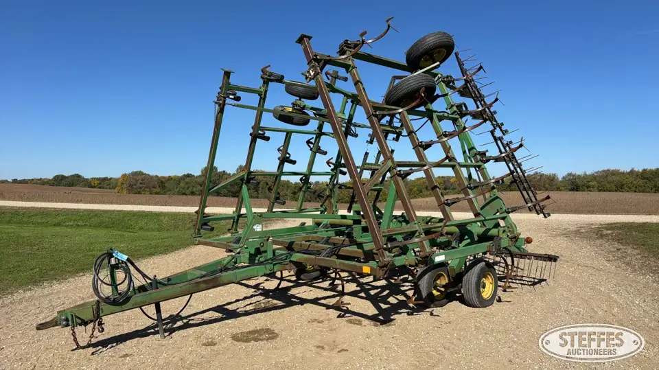 John Deere 980 Field Cultivator