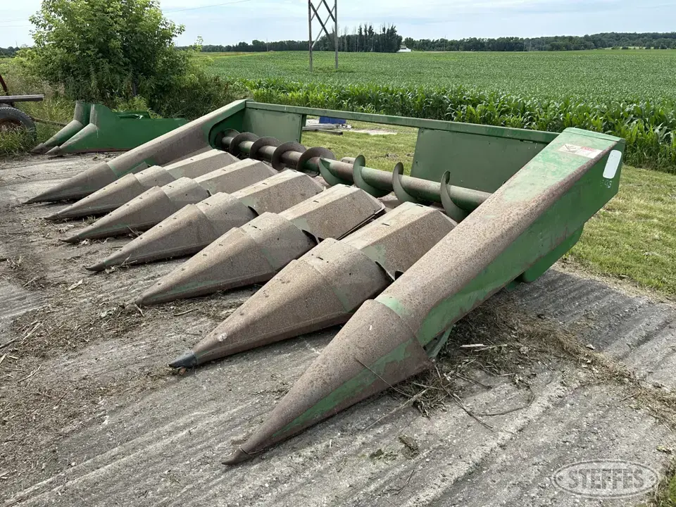 John Deere 643 Corn Head