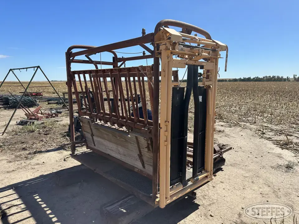 For-Most Cattle Chute Squeeze Chute