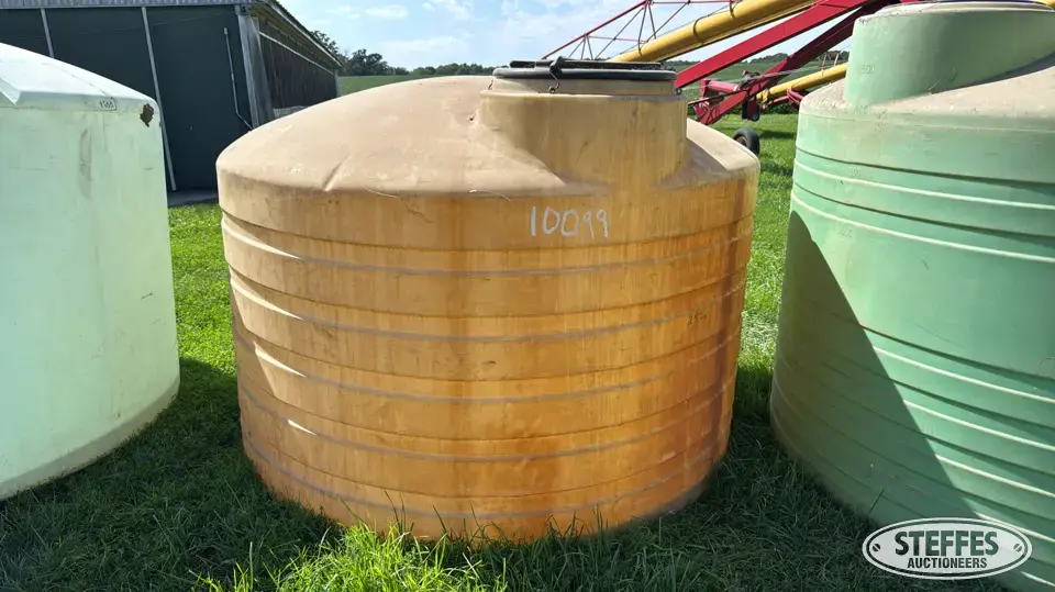 1,200 gal. vertical poly tank