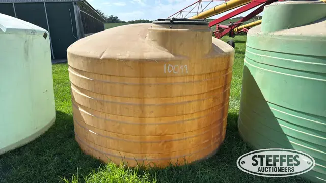 1,200 gal. vertical poly tank
