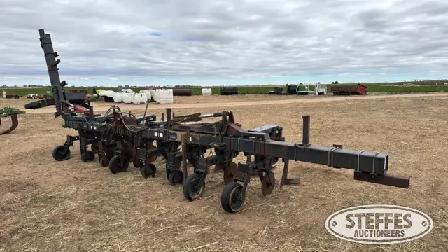 Hiniker row crop cultivator