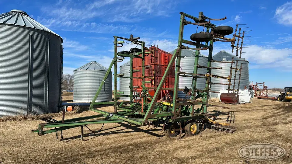 John Deere 1600 Chisel Plow
