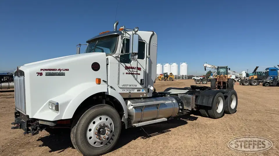 2013 Kenworth T800 LNG Conventional Truck without Sleeper