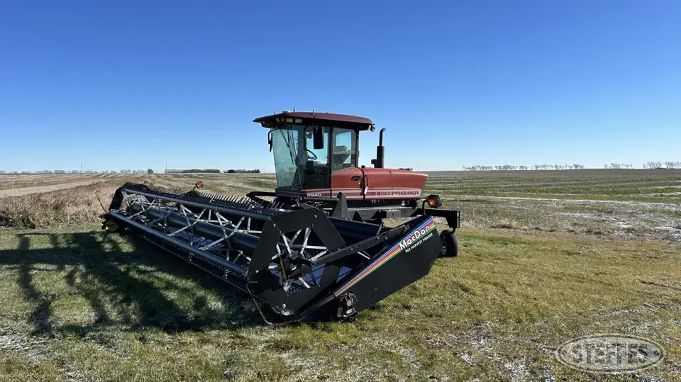 2004 MacDon Premier 2940 Self-Propelled Swather