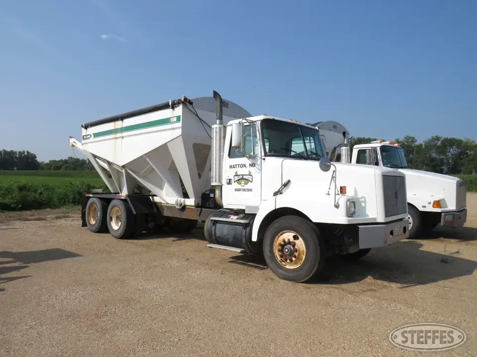 1997 Volvo W6 Tender Truck