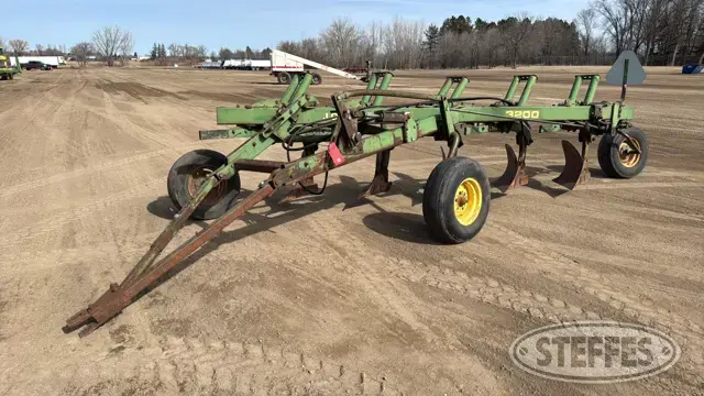 John Deere 3200