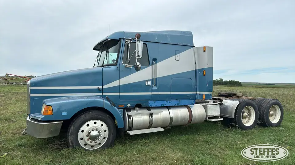 1989 WhiteGMC WIA Conventional Truck with Sleeper
