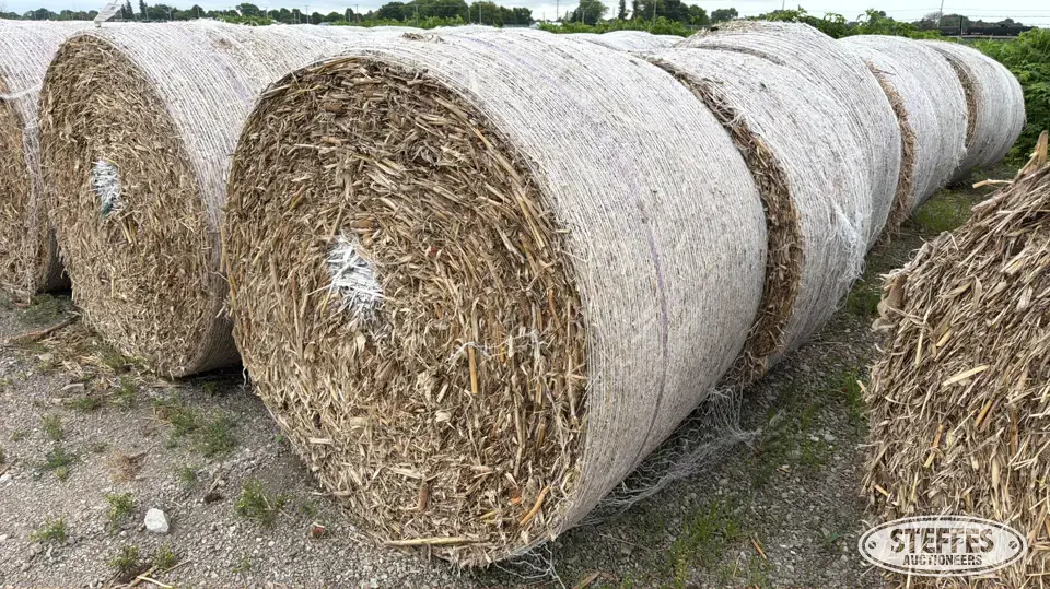 (21) Round cornstalk bales Forage
