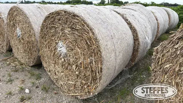 (21) Round cornstalk bales