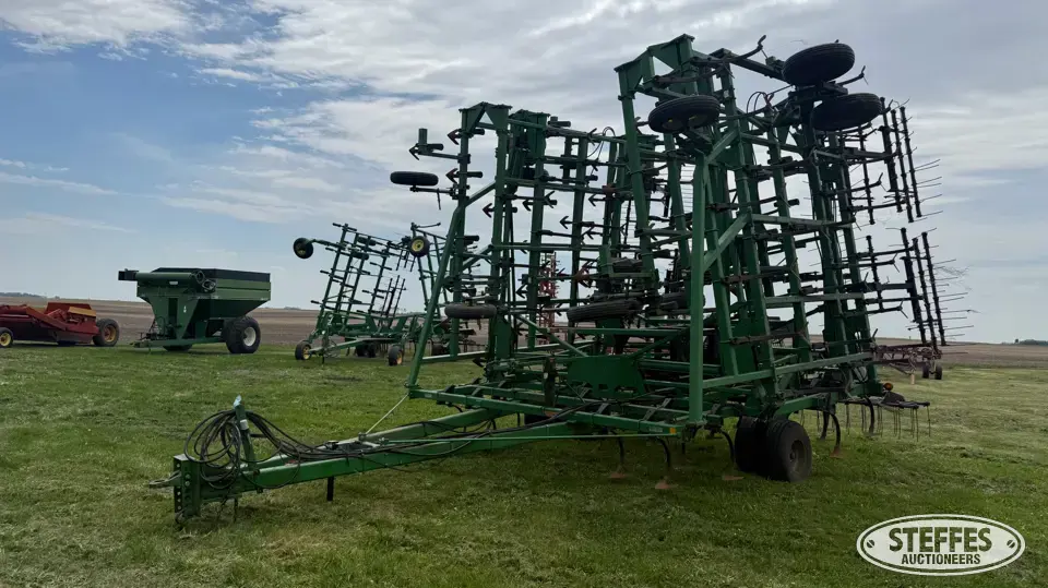 John Deere 985 Field Cultivator