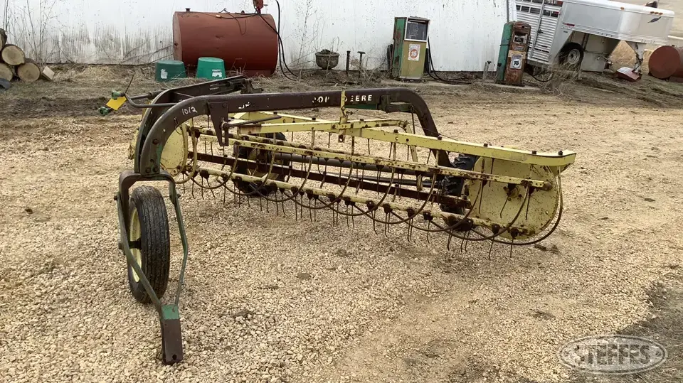 John Deere 660 Rake