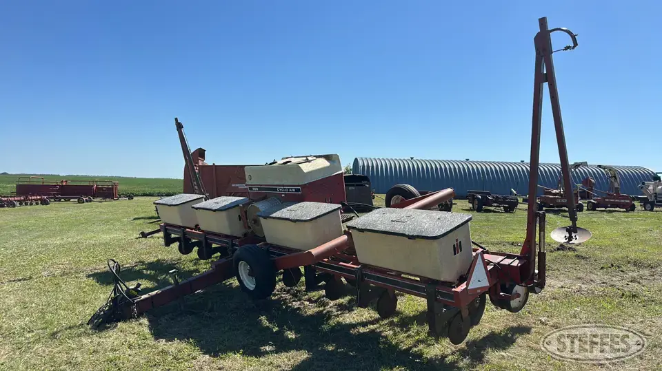 International Cyclo Air 800 Less Than 12 Row Planter