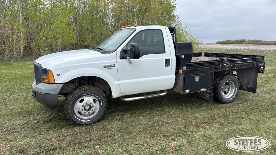 2005 Ford Super Duty F-350 XL Flatbed Truck