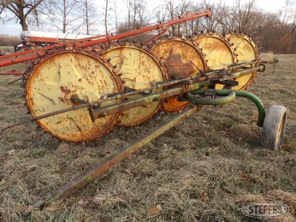 John Deere 567 Rake