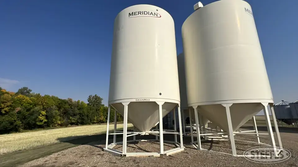 2016 Meridian GrainMax Hopper Bin