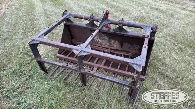 Skid steer manure grapple bucket