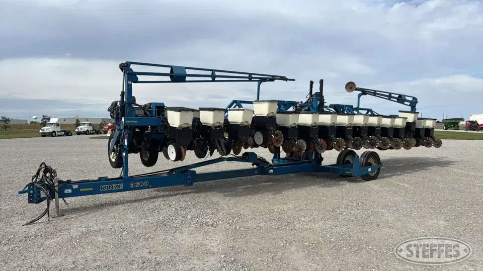 2002 Kinze 3600 12 or More Row Planter