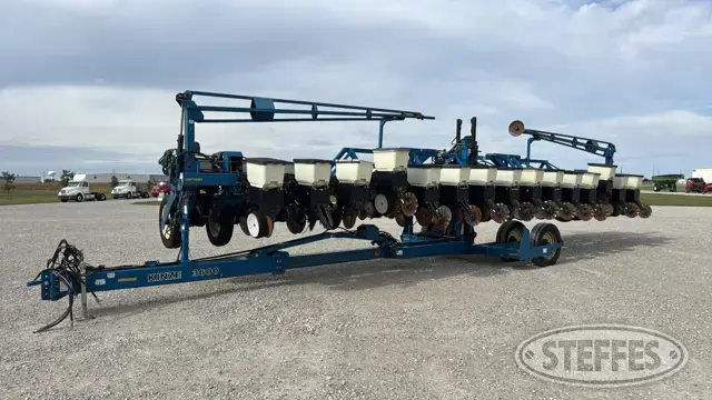 2002 Kinze 3600