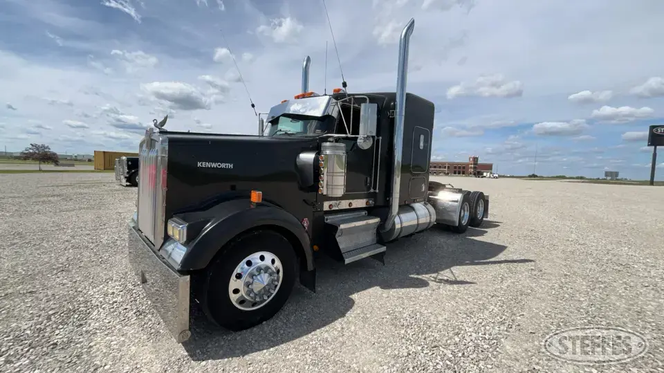 2007 Kenworth W900L Conventional Truck with Sleeper