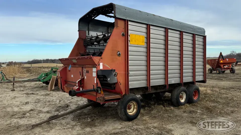 H&S 7+4 Forage Wagon
