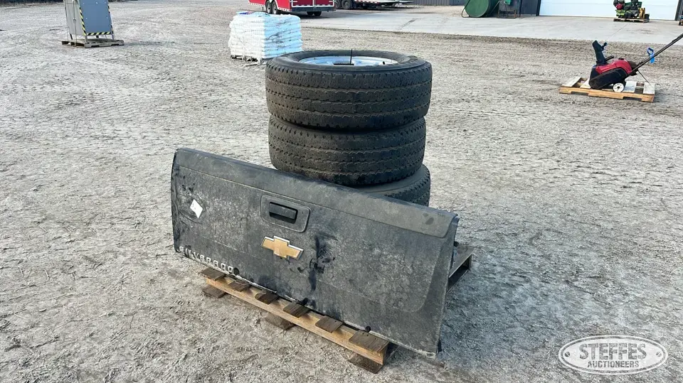 (4) 265/70R17 tires Passenger-Light Truck Tire