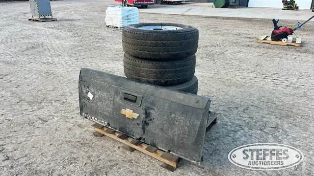 (4) 265/70R17 tires