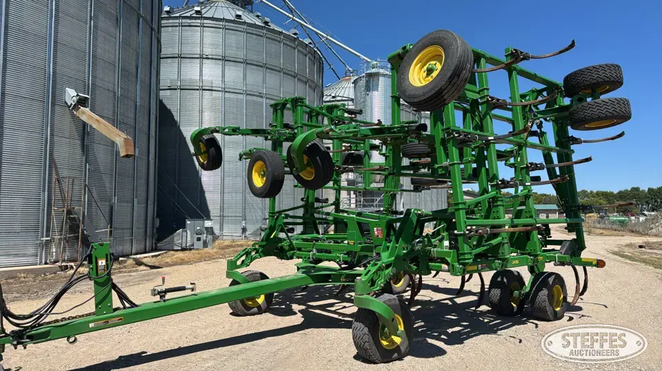 2022 John Deere 2430 Chisel Plow