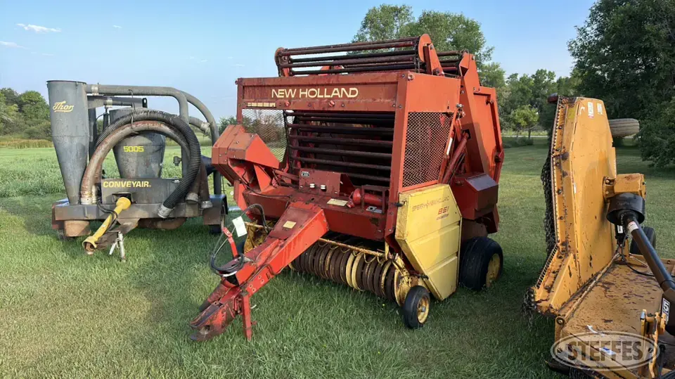 New Holland 851 Round Baler