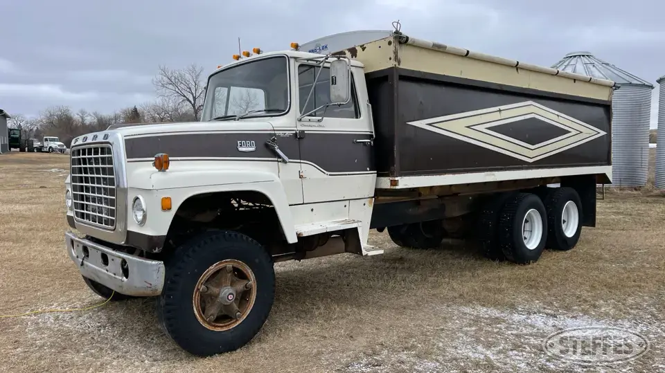 1975 Ford 900 Tandem Boxed Truck
