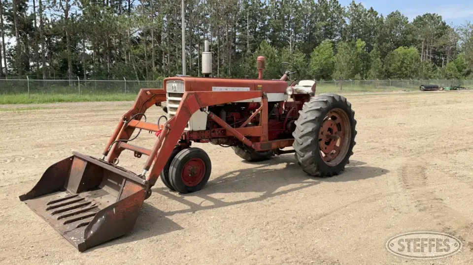 1962 Farmall 560 2WD Tractor