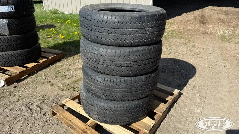 (4) Bridgestone Dueler A/T 275/60R20 tires Passenger-Light Truck Tire