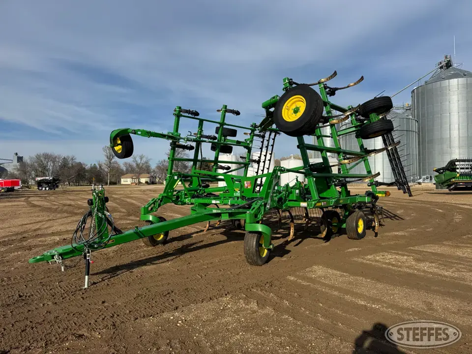 2023 John Deere 2430 Chisel Plow