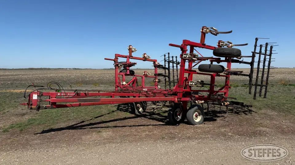 Wil-Rich 4400 Chisel Plow