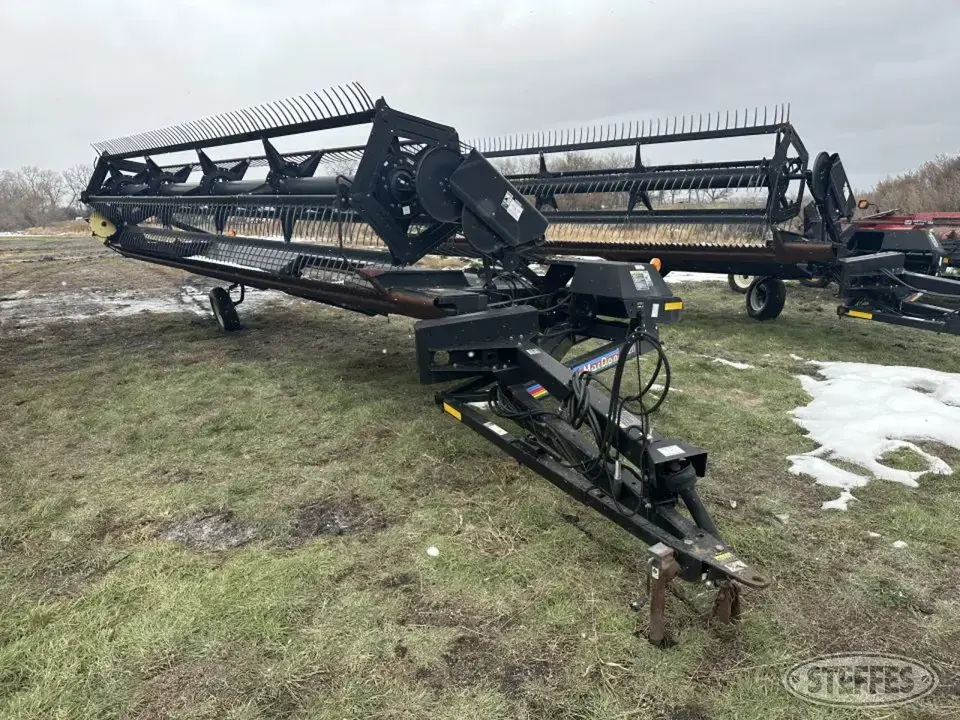 2002 MacDon 3020 Pull-Type Swather